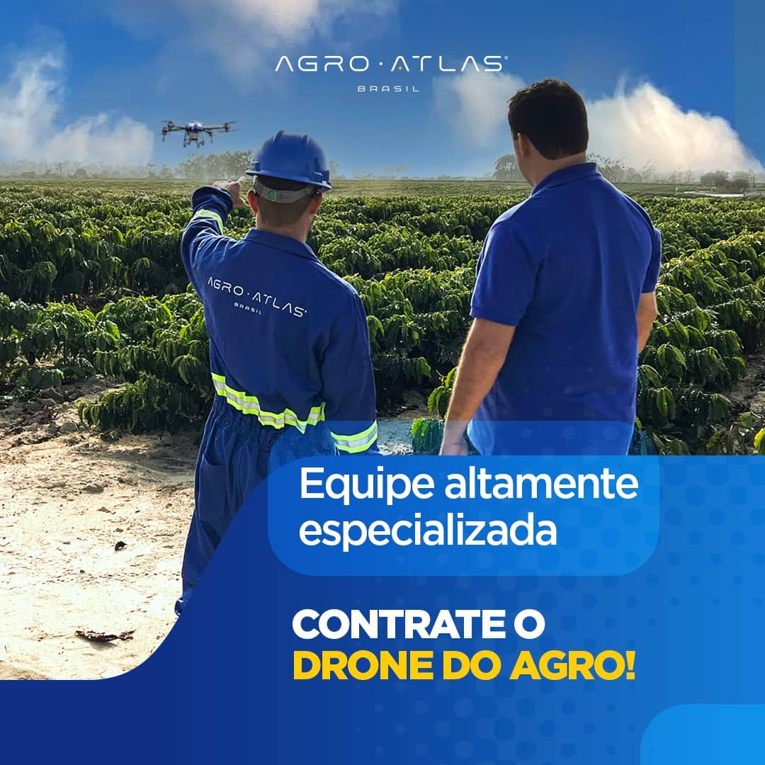 Equipe de operadores Agro Atlas voando com drone sobre plantação